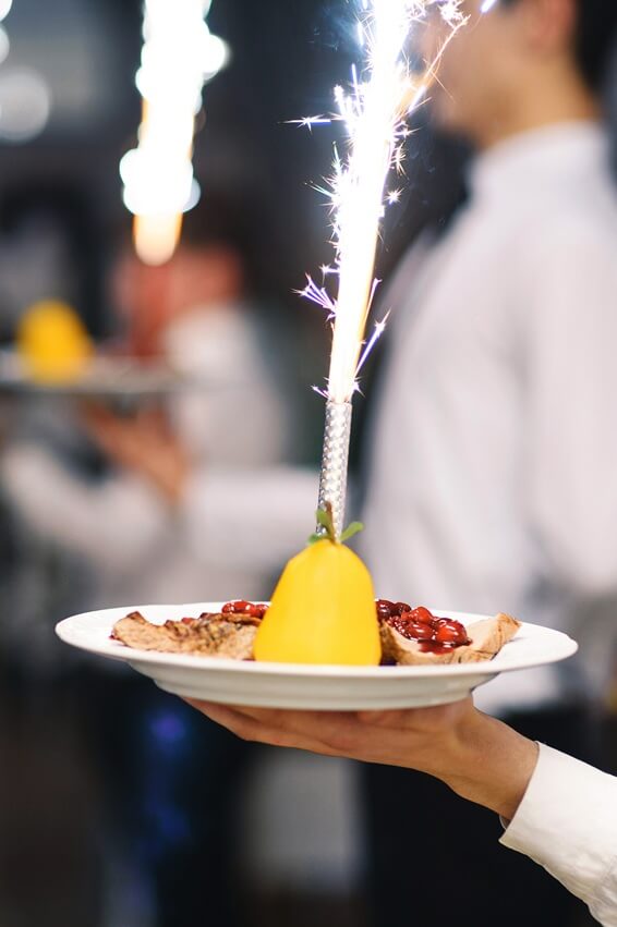 Festlicher Dessertservice bei einem Geburtstag oder Jubiläum im Bergrestaurant Tiefmatt in Oberbuchsiten