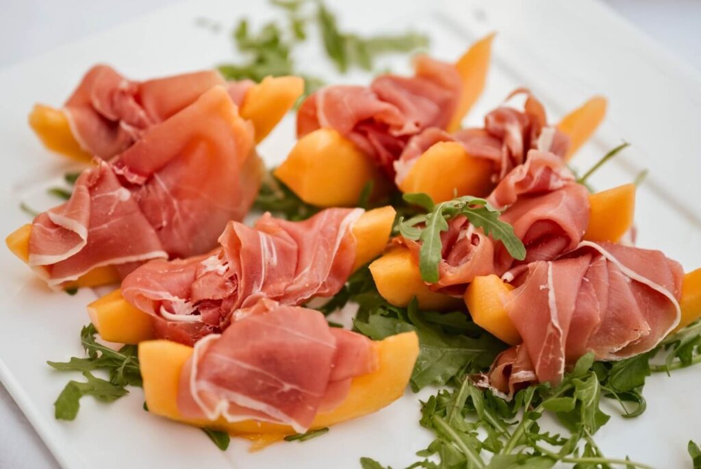 Apéro mit Prosciutto und Melone im Bergrestaurant Tiefmatt in Oberbuchsiten