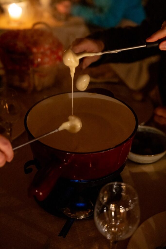 Fondue im Schopf des Bergrestaurants Tiefmatt in Oberbuchsiten in gemütlicher Runde