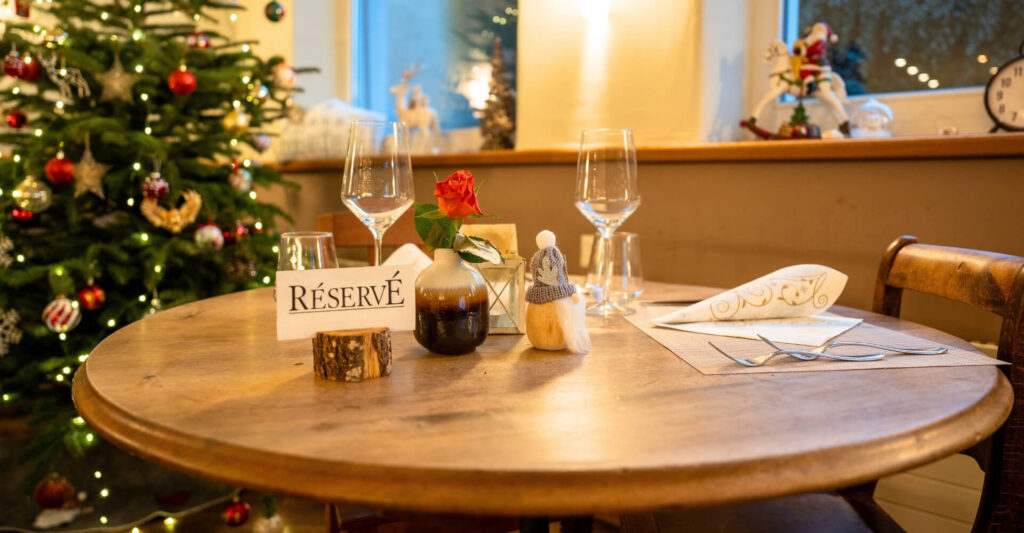 Liebevoll gedeckter Tisch im Bergrestaurant Tiefmatt in Oberbuchsiten mit stimmungsvoller Dekoration