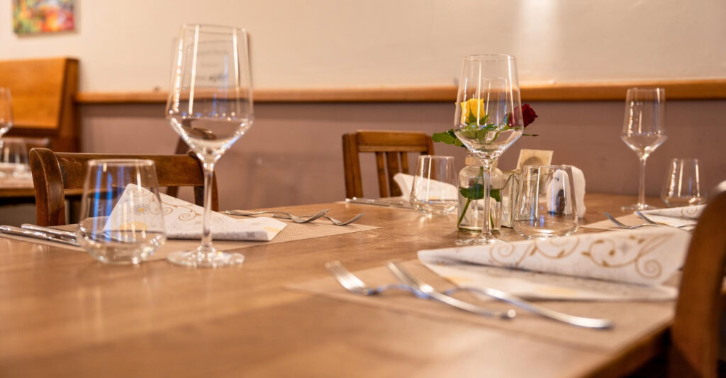 Gedeckter Tisch im Restaurant des Bergrestaurants Tiefmatt in Oberbuchsiten