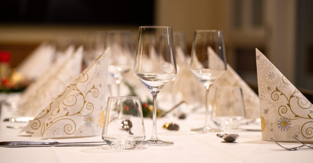 Festlich gedeckter Tisch im Lindensaal des Bergrestaurants Tiefmatt in Oberbuchsiten