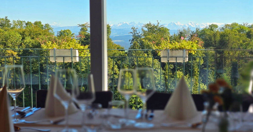 Blick aus dem Panoramasaal des Bergrestaurants Tiefmatt in Oberbuchsiten auf die Alpen