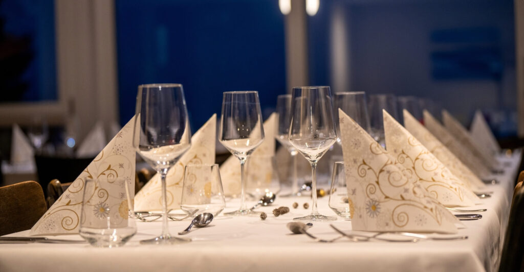 Festlich gedeckter Tisch im Panoramasaal des Bergrestaurants Tiefmatt in Oberbuchsiten