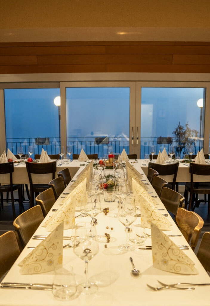 Festlich gedeckter Panoramasaal für eine Hochzeit im Bergrestaurant Tiefmatt in Oberbuchsiten