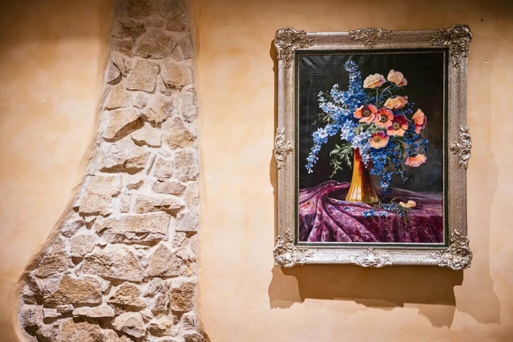 Dekoration und Steinwand im Innenbereich des Bergrestaurants Tiefmatt in Oberbuchsiten