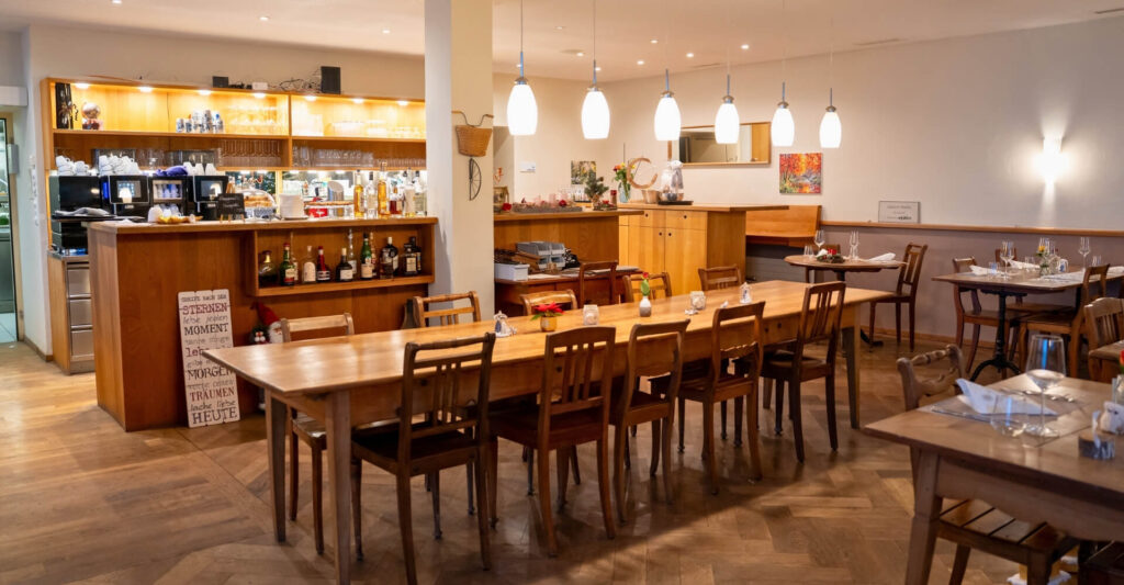 Gemütlicher Innenbereich im Bergrestaurant Tiefmatt in Oberbuchsiten mit Bar und Holztischen