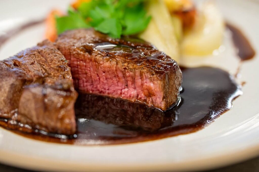 Saftig zubereitetes Rindfleischgericht im Restaurant des Bergrestaurants Tiefmatt in Oberbuchsiten