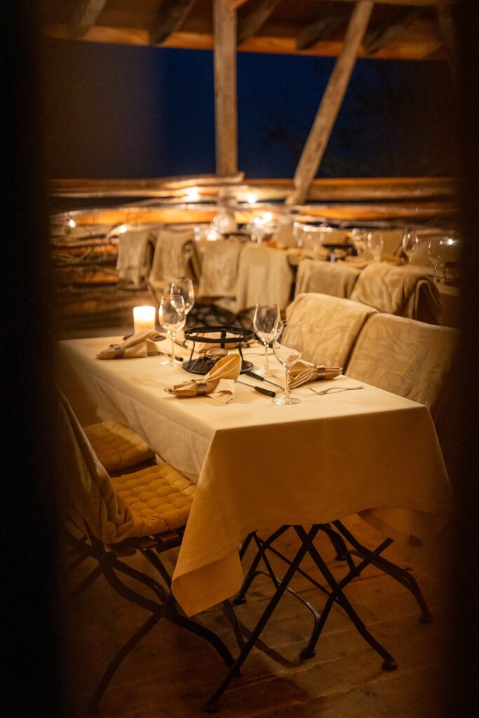 Gedeckter Tisch im Schopf des Bergrestaurants Tiefmatt in Oberbuchsiten bei Abendstimmung