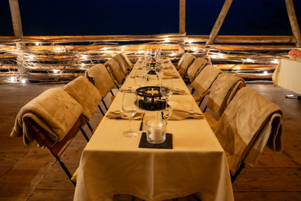 Lange, gedeckte Tafel im Schopf des Bergrestaurants Tiefmatt in Oberbuchsiten