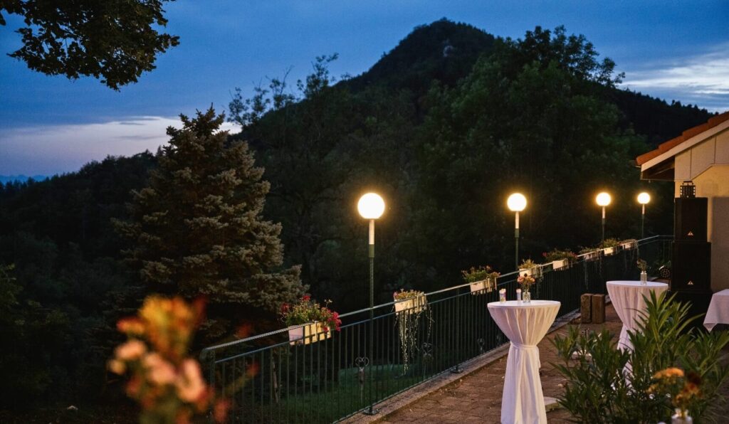 Terrasse des Bergrestaurants Tiefmatt in Oberbuchsiten mit Stehtischen und Abendstimmung