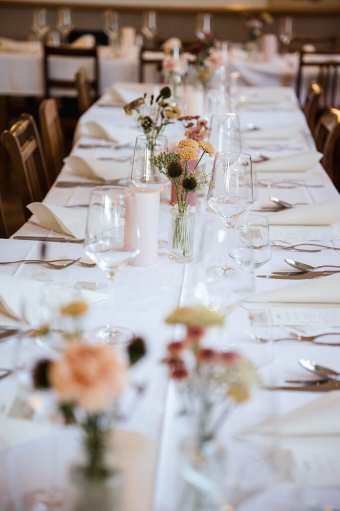 Festlich gedeckter Hochzeitstisch mit Blumen und Gläsern im Bergrestaurant Tiefmatt in Oberbuchsiten