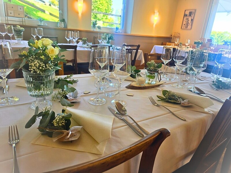 Elegante Tischdekoration für eine Hochzeit auf der Tiefmatt in Oberbuchsiten – natürliche Hochzeitslocation in der Region Solothurn und Olten
