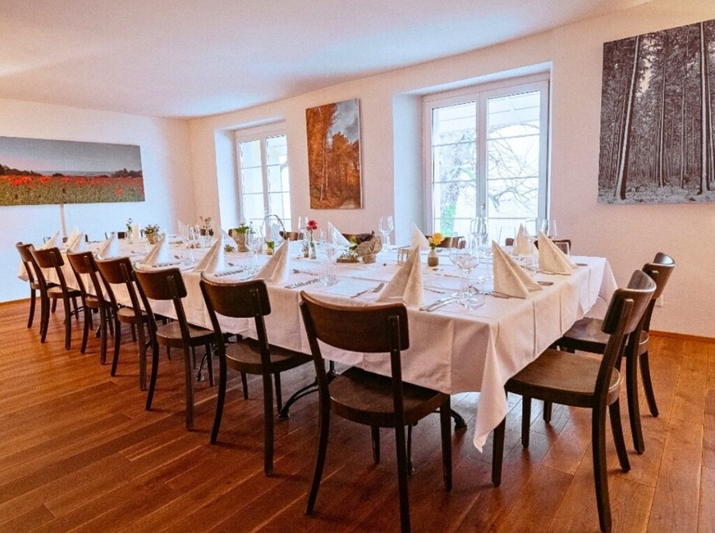 Lindensaal im Bergrestaurant Tiefmatt mit festlich gedeckten Tischen für Bankette und Familienfeiern in Oberbuchsiten