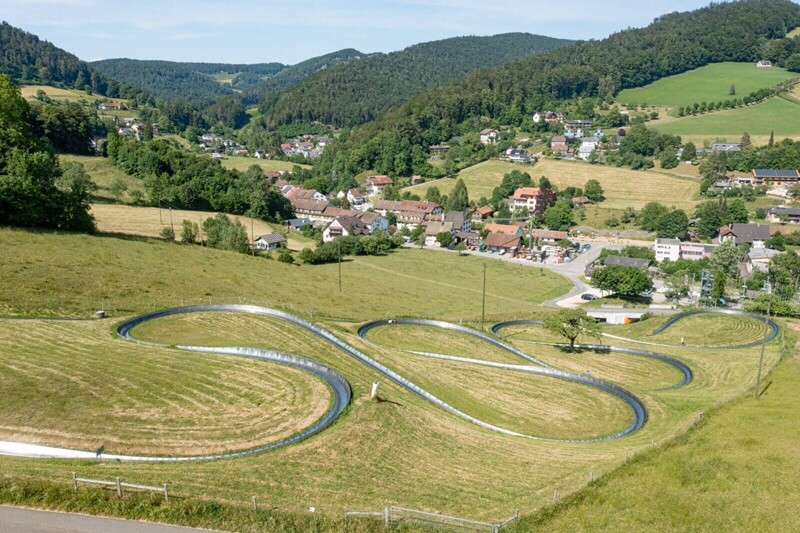 Solarbob-Bahn in Langenbruck mit Blick über das Dorf und die hügelige Landschaft der Region Solothurn