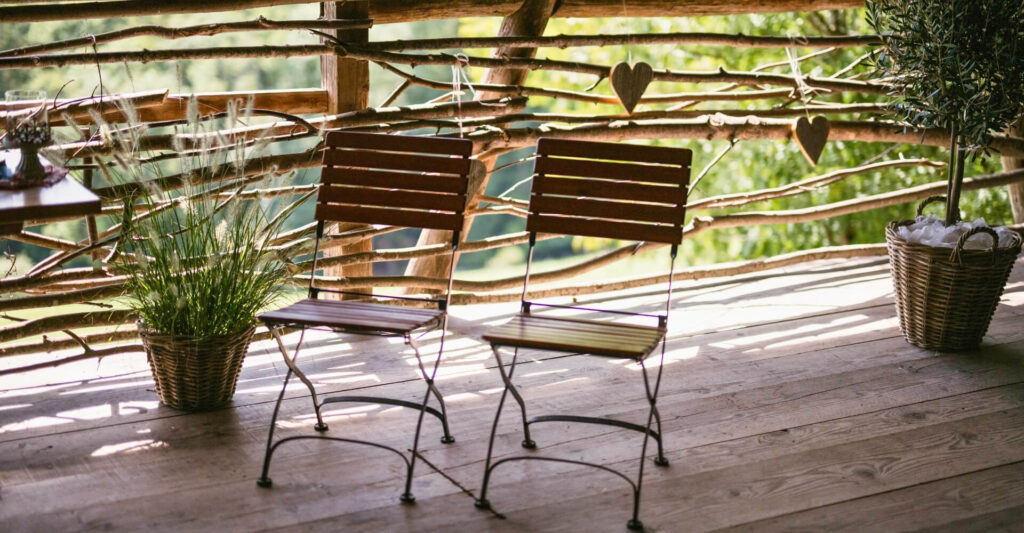 Vorbereiteter Trauungsbereich im Schopf auf der Tiefmatt – freie Trauung im Bergrestaurant Tiefmatt in Oberbuchsiten