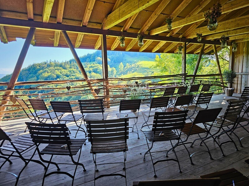 Gestuhlter Schopf für eine Trauung auf der Tiefmatt über Oberbuchsiten – natürliche Hochzeitslocation in der Region Solothurn und Olten