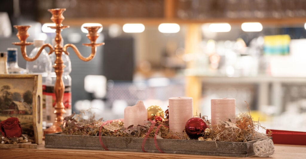 Festliche Tischdekoration für Weihnachtsfeier oder Familienfeier im Bergrestaurant Tiefmatt in Oberbuchsiten